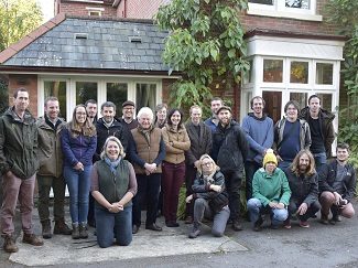 Groepsfoto van jonge tuiniers op excursie in het Verenigd Koninkrijk in 2018.