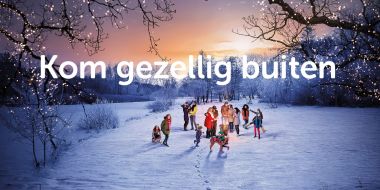 Winters weidelandschap, in het midden een kampvuur met een groepje volwassenen en kinderen die plezier maken, poster voor Kom gezellig buiten, een wintercampagne in de groendomeinen van de provincie Antwerpen.